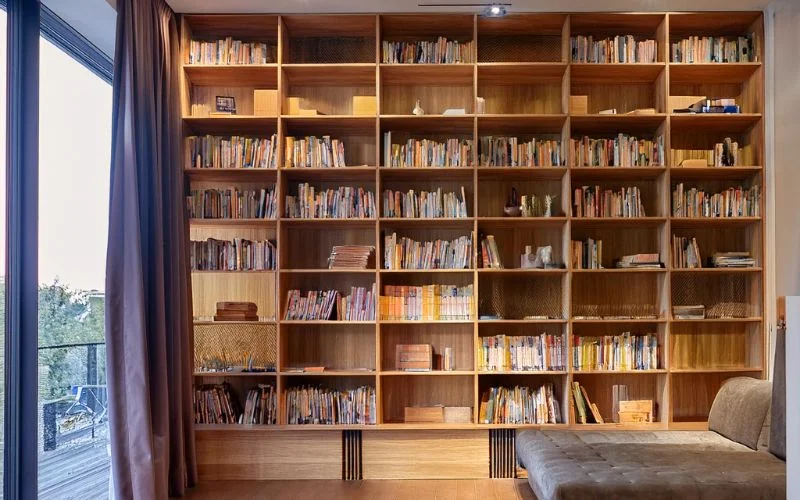 8. Platsbyggd bokhylla 5m lang for mindre sov och arbetsrum