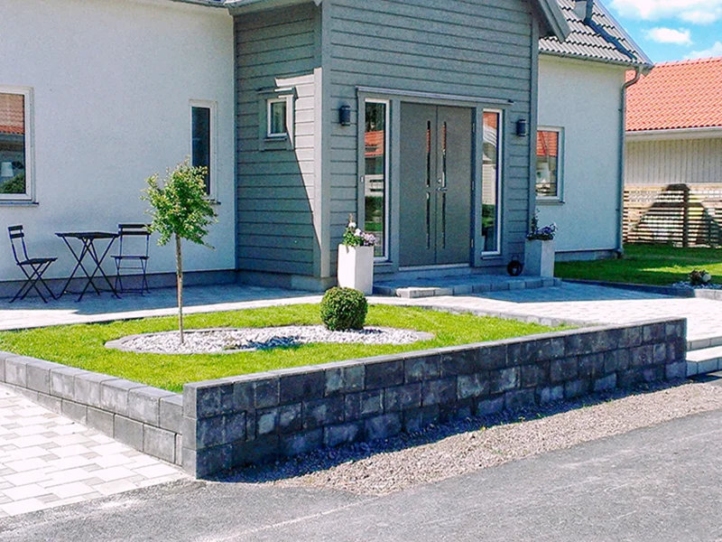 Nybyggd Stodmur i Tradgard Marsta Droppsta
