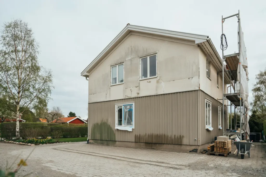 fasadrenovering steg f r steg s uppt cker du skador i tid och v ljer r tt tg rd